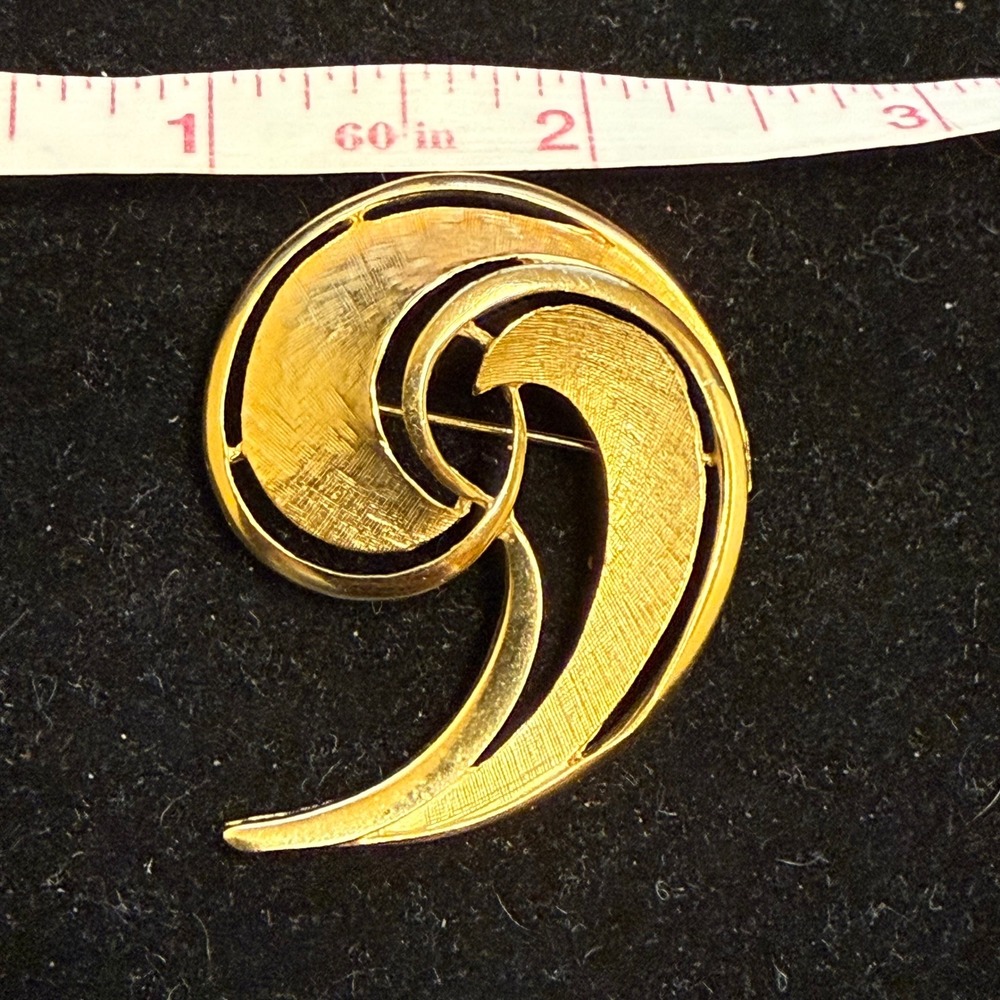 BSK Vintage Gold Tone Abstract Swirl Textured Brooch Pin Mid Century‎ Modern
